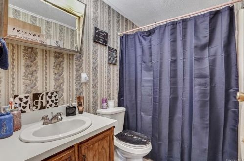10 Kris Korner Dr, Marlborough NY  12542-5805 exterior