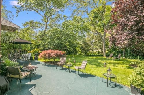 7 Parkview Cir, Bethpage NY  11714-2309 exterior