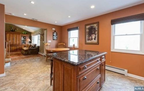 102 Pawnee Ave, Oakland NJ  07436-3724 exterior