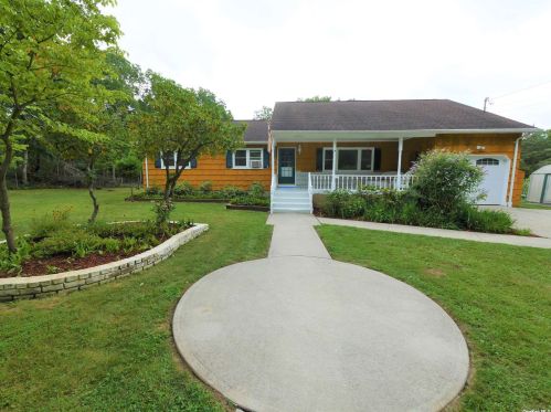 8 Cross Rd, Panamoka, NY 11961-2623
