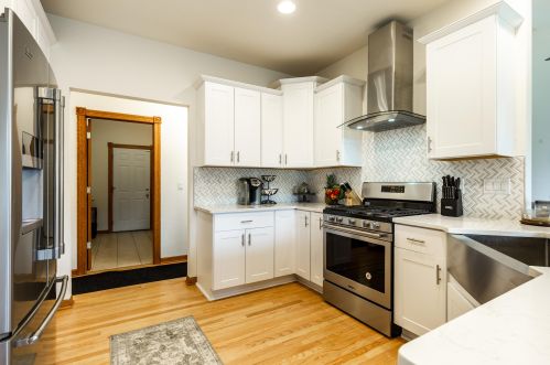 993 Riverknoll Cir, Oconomowoc, WI 53066-6517