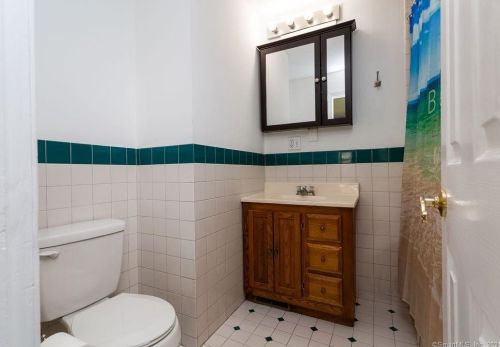 37 Candle Hill Rd, Danbury CT  06812-2409 exterior