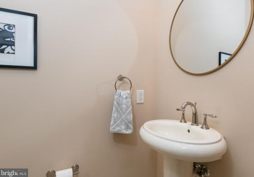 221 Victoria Mews, Princeton NJ  08542-3748 exterior