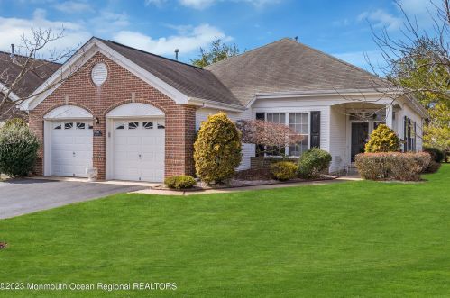 1 Greenways Ln, Lakewood, NJ 08701-7502
