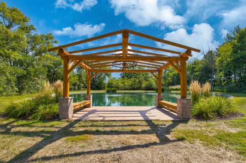 2717 Beaumont Ave, Waterford WI  53185-4933 exterior