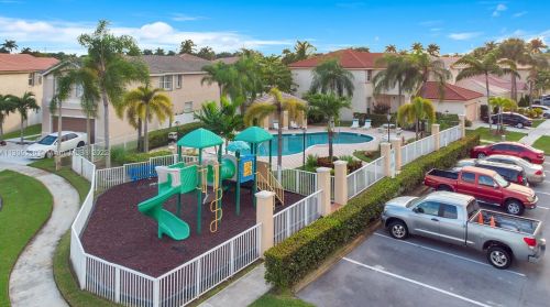 3163 176 Ter, Hollywood FL 33029-5608 exterior