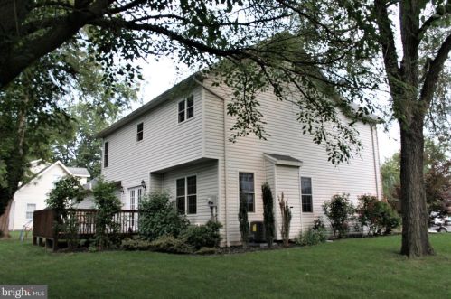 411 Hemlock Cir, Water Gap, PA 17018-9300
