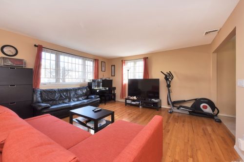 20 Genevieve Pl, Great Neck, NY 11021-4348