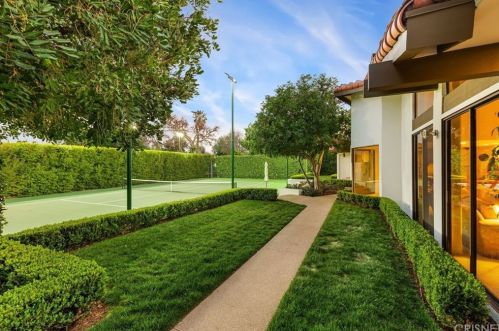 5242 Amestoy Ave, Van Nuys CA 91406-2112 exterior