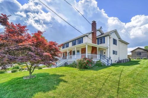 7 Veterans Pl, New Hamburg, NY 12590-1612