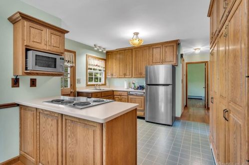 61 Cow Path Dr, Stamford CT  06902-1016 exterior