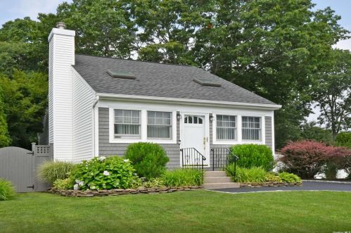 118 12th Ave, Holtsville NY  11742-2316 exterior
