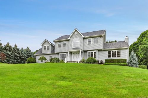 20 Strawberry Fields Ln, Mahopac, NY 10541-2325