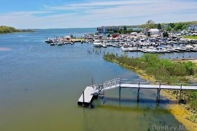 44 Bay Ave, Eastport, NY 11941-1310