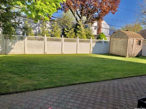 63 Maple Dr, New Hyde Park NY  11040-3154 exterior