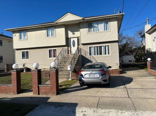 23 3rd Ave, Westbury, NY 11590-2523