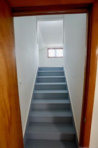 58 Robincrest Dr, Waterbury CT  06708-2406 exterior