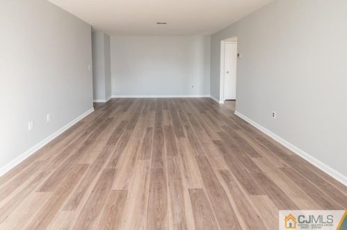 109 Sharon Garden Ct, Woodbridge NJ  07095-4308 exterior