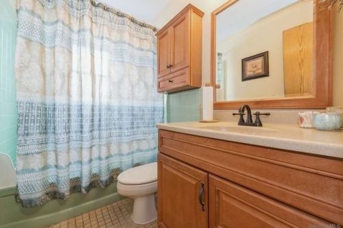 1049 Melissa Ln, North Bellmore NY  11710-1743 exterior