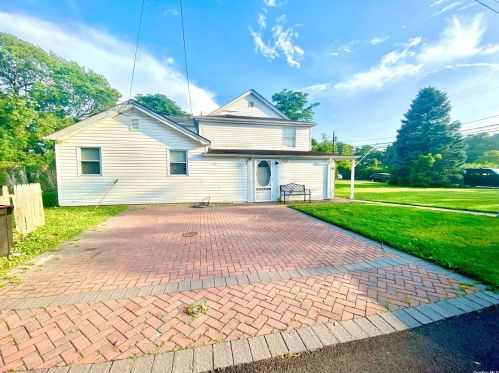 30 Lake Dr, Copiague, NY 11726-4117