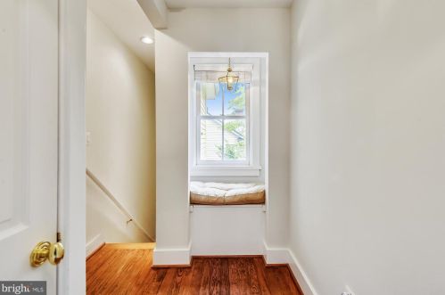 19 Cornwall St, Leesburg VA 20176-2701 exterior