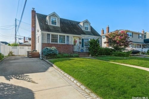 2870 Walter Rd, North Wantagh, NY 11793-1034