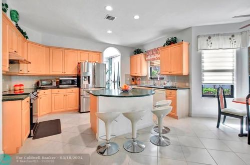 5098 168 Ave, Hollywood FL  33027-4913 exterior