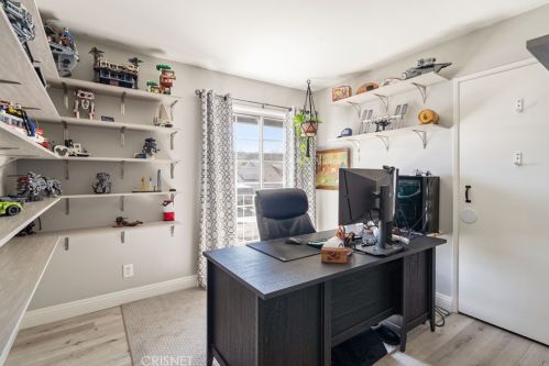 21051 Kingscrest Dr, Santa Clarita CA  91350-1990 exterior