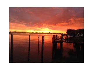 5901 Bayview Cir, Saint Petersburg, FL 33707-3929