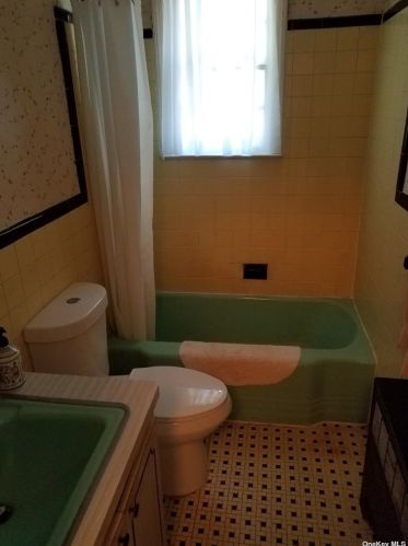 76 Malts Ave, West Islip NY  11795-2508 exterior