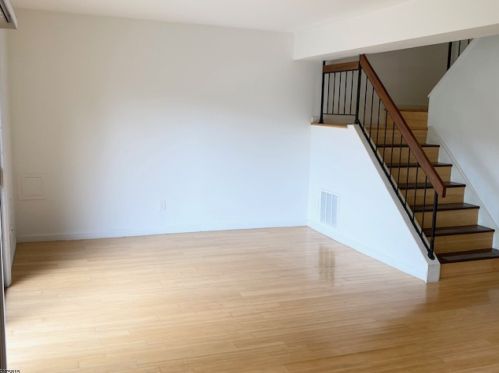 8 Plum Ct, Flemington NJ  08822-3007 exterior