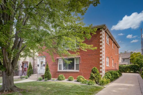 2604 Capitol Dr, Milwaukee, WI 53211-2138