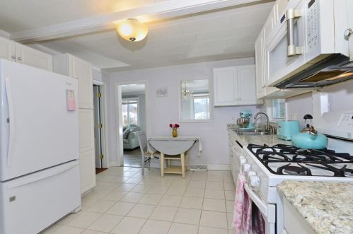 28 Pine St, North Kingstown, RI 02852-1746