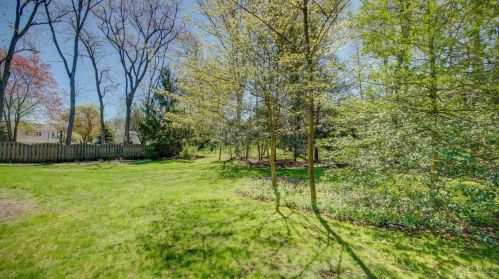 18 Sandalwood Dr, East Brunswick NJ  08816-4047 exterior