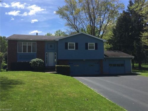 4996 Pin Oak Dr, Vienna, OH 44473-9629