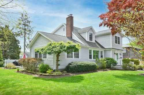 238 Bay 2nd St, West Islip, NY 11795-4822