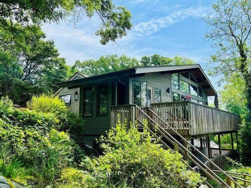 6 Buttonball Trl, Norwalk CT  06851-2812 exterior