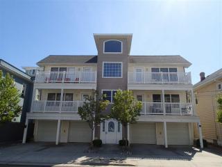 310 Poplar Ave, Wildwood Crest, NJ 08260-5295