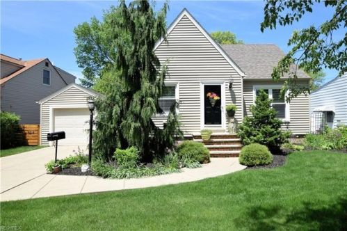 8214 Greenlawn Ave, Cleveland, OH 44129-2433