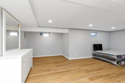 545 Queen St, Westbury NY  11590-1399 exterior