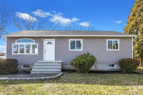 84 Osceola Ave, Deer Park, NY 11729-2413