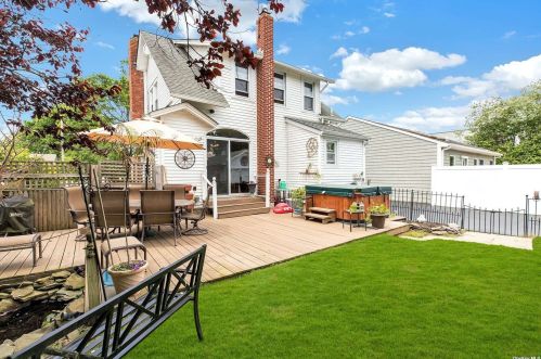 77 Rollstone Ave, West Sayville NY  11796-1309 exterior
