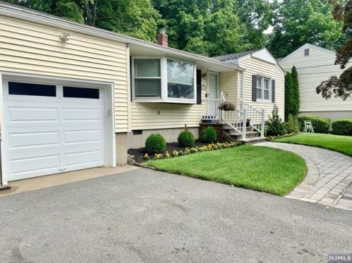 61 Monhegan Ave, Oakland, NJ 07436-4018