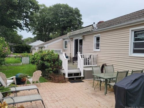 90 Chestnut Hill Rd, Groton CT  06340-6044 exterior