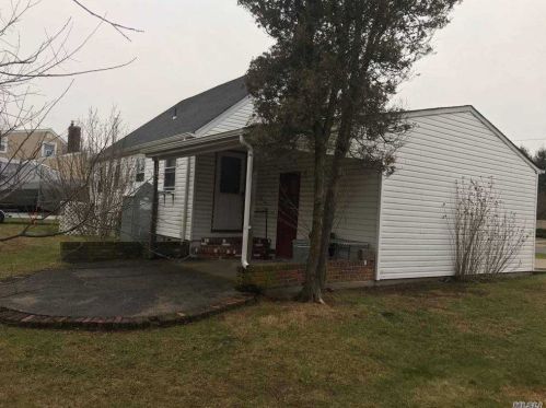49 Hughes Ln, Babylon, NY 11703-3514