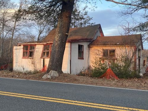 178 Shore Rd, East Brookfield, MA 01515-2009