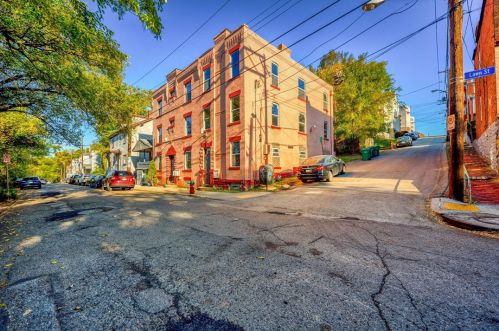 67 Lawn St, Pittsburgh, PA 15213-4231