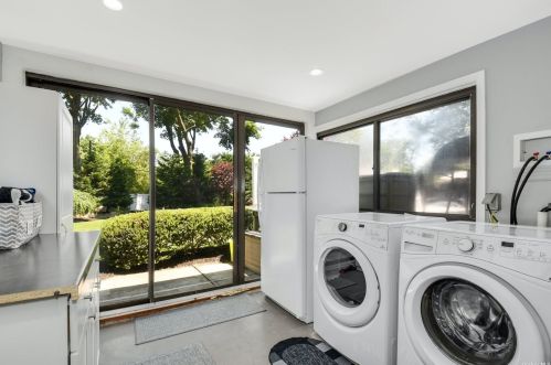 3 Lorijean Ln, Elwood NY  11731-4009 exterior