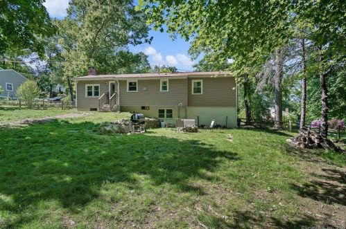 6 East Dr, Gales Ferry CT  06335-1610 exterior