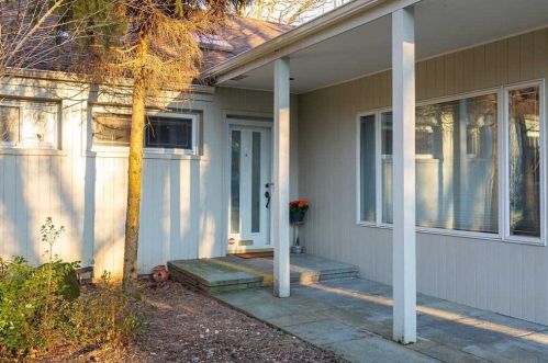 47 Brampton Ln, Great Neck, NY 11023-1324